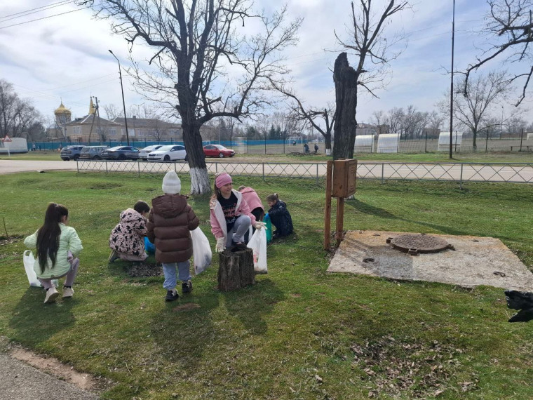 Субботник по уборке территории.
